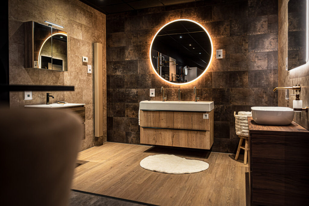 Wastafelmeubels en ronde verlichte spiegel in de showroom van FurniDeal Stroe